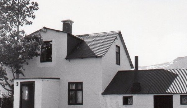 Steinholt við Karlsrauðatorg. Húsið Steinholt byggðu  hjónin Jóhann Lindal Bjarnason bókhaldari og verkamaður og Guðrún M. Jónsdóttir árið 1928 (Kristján E. Hjartarson, Húsaskráning).