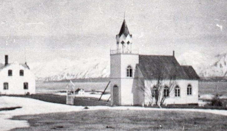 Upsir og Upsakirkja. Upsir í Svarfaðardal eru landnámsjörð og líklega hefur kirkja verið reist þar fljótlega eftir kristnitöku. Bærinn Upsir stóð í útjaðri Dalvíkur utan við Brimnesá. Upsakirkja á sér langa og viðburðaríka sögu og má þar nefna Kirkjurokið sem var fárviðri sem gekk yfir landið þann 20. september árið 1900, þar sem kirkjan fauk og brotnaði í spón ásamt fleiri kirkjum í Dalvíkurbyggð. Kirkjan var þó byggð upp og þjónaði hlutverki sínu þar til hún var lögð af þegar Dalvíkurkirkja var reist og síðar var hún rifin að mestu. Gamla forkirkjan stendur þó enn í kirkjugarðinum miðjum og kallast Upsakapella.