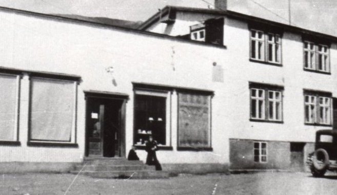 Gamla verslunarhús KEA byggt 1905 (Kristján E. Hjartarson, Húsaskráning).