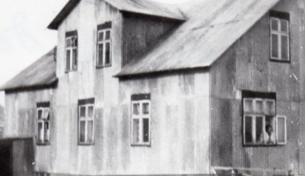 Víkurhóll (Hafnarbraut 12). Elías G. Halldórsson og Friðrikka Jónsdóttir kona hans byggðu húsið 1934 eftir að eldra húsið sem þau höfðu byggt nokkru áður og var steinsteypt, eyðilagðist algjörlega í jarðskjálftanum 1934. (Kristján E. Hjartarson, Húsaskráning).