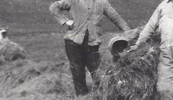 Heyskapur. Bundið í bagga. Sveinbjörn Guðjónsson á Hreiðarsstöðum t.h. Úr safni Jónasar Hallgrímssonar