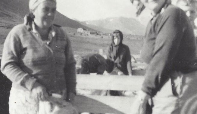 Við rúning í Grundarrétt. Frá v. Rannveig Sigurðardóttir á Jarðbrú, aðrir óþekktir