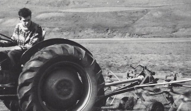 Hallgrímur Halldórsson (?) Á Melum að snúa með fjölfætlu. Myndin er tekin 1960 – 1970. Úr safni Jónasar Hallgrímssonar