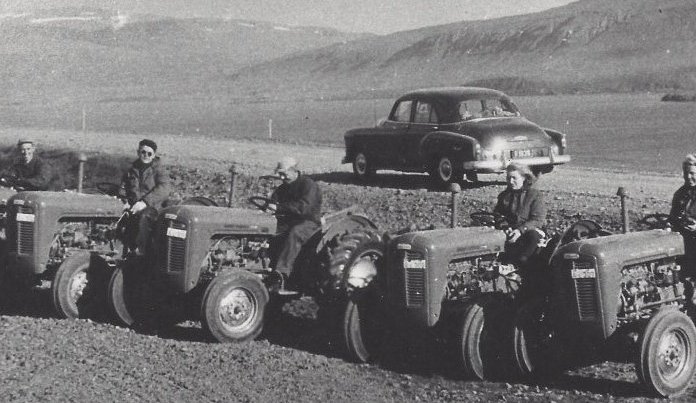 Dráttarvélar koma í dalinn. Myndin er tekin þegar fimm dráttarvélar voru sóttar til Reykjavíkur og ekið norður í Svarfaðardal. Ökumennirnir eru frá v. Kristinn Jónsson frá Hæringsstöðum,  Hörður Sigfússon á Dalvík, ?, Helga Þórsdóttir á Bakka, Ævar Hjartarson á Ytra-Hvarfi.  Myndin er tekin 1950 - 1960