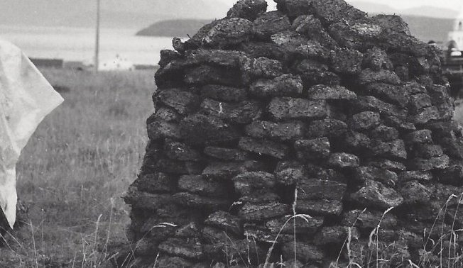 Svörður hlaðinn á Upsaströndinni.  Myndin er tekin við Svæði og sér í kirkjuturninn á Upsum. Húsið fyrir miðju er Sæból. Myndin er tekin 1950 – 1960.