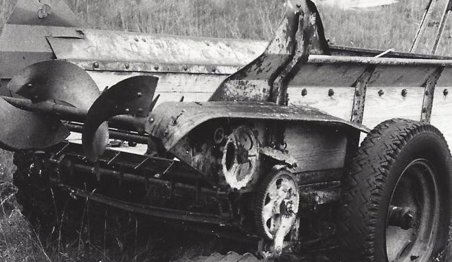 Skítadreifari. Vagn með færibandi í botninum.  Notað á árunum 1955 – 1970.