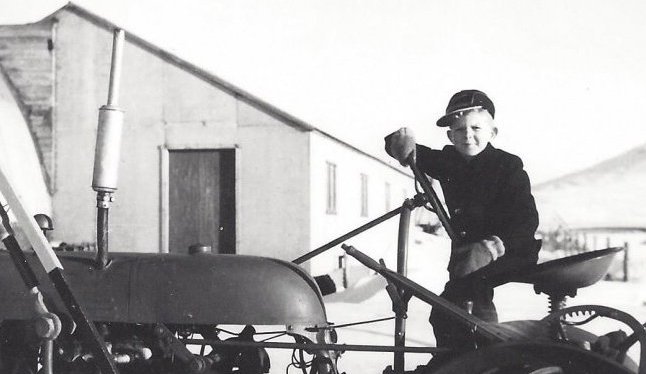 Farmall Cub árg  47-50.  Á vélinni situr Júlíus Jónasson (1952) Myndin er tekin við Bifreiðaverkstæði Dalvíkur.