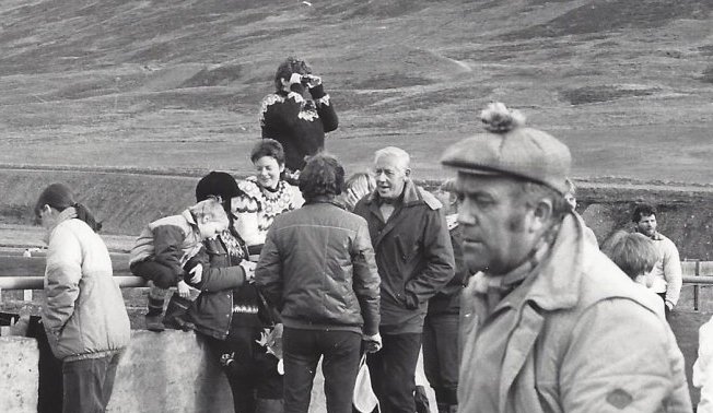 Réttað í Tungurétt haustið 1985.  Fremstur er Halldór Jónsson bóndi á Jarðbrú.  Þorgils Gunnlaugsson bóndi á Sökku fyrir aftan snýr að myndavélinni, Karlotta Þorgilsdóttir í hvítri peysu situr á veggnum.