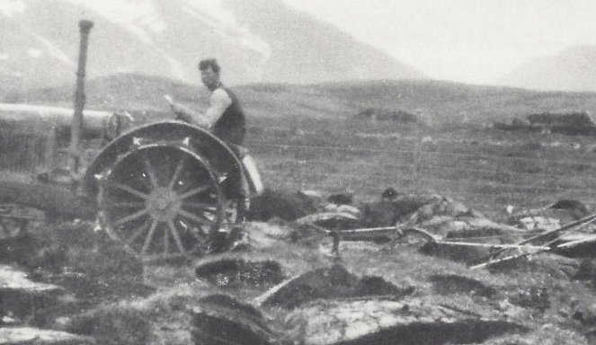 Intrnational ´45.  við plægingu.
Ökumaður óþekktur