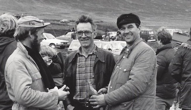 Réttað í Tungurétt 1985.  Mennirnir þrír eru Sölvi Hjaltason bóndi á Hreiðarstöðum, Kristinn Jónsson frá Hæringsstöðum og Ríkarður Björnsson í Ásbyrgi á Dalvík.