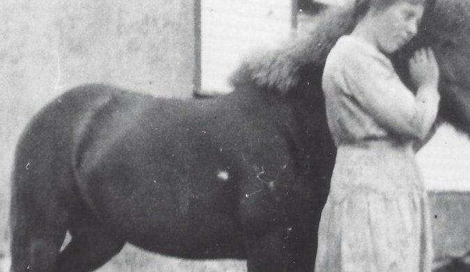 Helga Vilhjálmsdóttir (1902) heimasæta á Bakka í Svarfaðardal. Myndin er tekin ca. 1930.