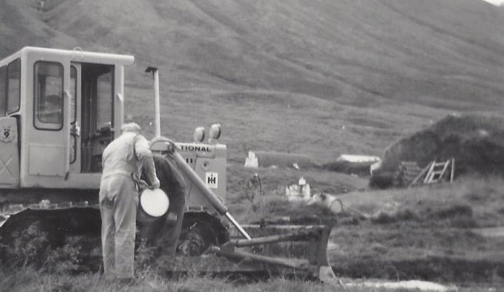 Jónas Ingimarsson frá Skeggsstöðum  við jarðýtu Ræktunarsambands Svarfdæla (International Harvester). Myndin er tekin á Melum  í Svarfaðardal (1960 – 1970)