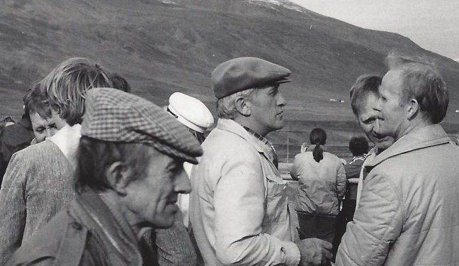 Réttað í Tungurétt haustið 1985.  Fremst er Þórarinn Jónsson bóndi á Bakka, Gunnar Jónsson bóndi í Brekku, Ófeigur Jóhannesson ættaður frá Steindyrum og Reimar Sigurpálsson bóndi á Steindyrum.