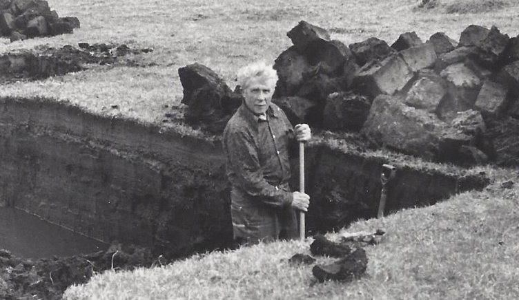 Gunnar Þorsteinsson í Mói á Upsaströnd við mótekju í Sauðaneskoti. Myndin er tekin um 1980.