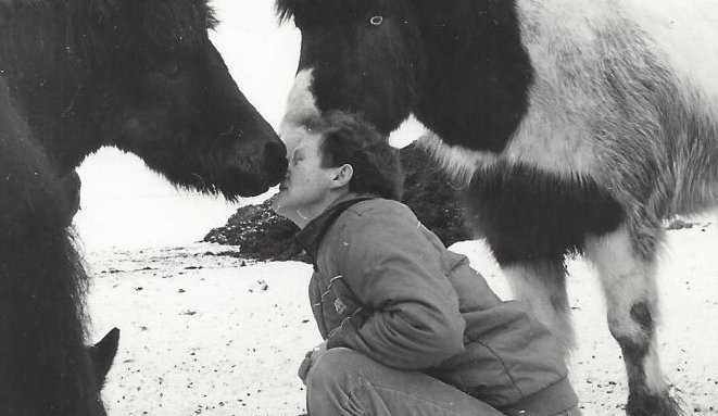 Olga Steingrímsdóttir á Sökku að kjá við hest.