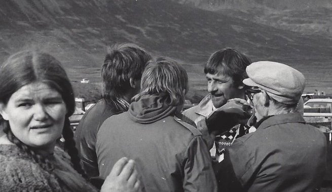 Réttað í Tungurétt 1985. Frá v. Unnur María Hjálmarsdóttir á Ytra-Hvarfi, Sá sem snýr andliti að myndavél er Haukur Valdimarsson á Skeiði. Sigvaldi Gunnlaugsson bóndi í Hofsárkoti og  Erna Hauksdóttir