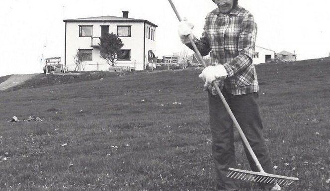 Ásta Ólafsdóttir (1911) í Brimnesi á Ólafsfirði að hreinsa úr heimatúninu.