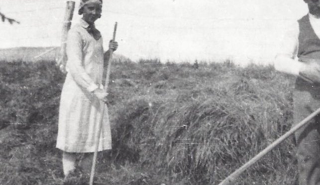 Ljárinn brýndur. Stefanía Jónsdóttir í Ártúni og Sveinn Friðbjörnsson (?) frá Efstakoti.