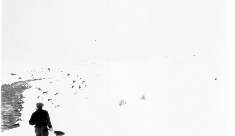 Bóndi við að bjarga fé úr fönn. Ekki vitað hvar né hvenær.  Gæti verið í júní 1959