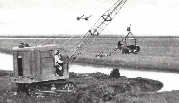 Vilhelm Þórarinsson gröfustjóri, byrjar að grafa með fyrstu skurðgröfunni PH norðan lands.  Myndin er tekin 1945 – 1950.