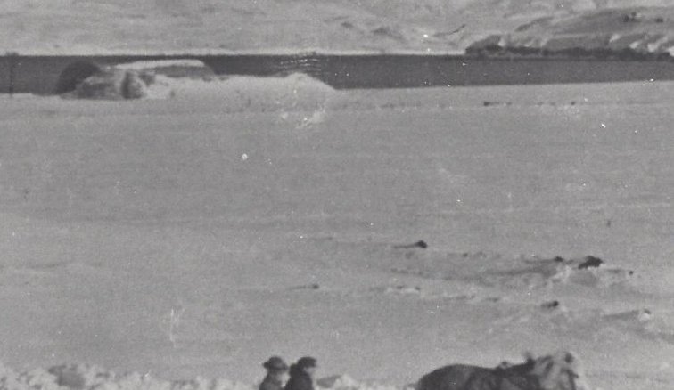 Myndin er tekin 1958 á tröppunum á Vegamótum á Dalvík. Framhjá fara á hestasleða bændurnir Tryggvi Jóhannsson (1882) á Ytra-Hvarfi og Friðrik Sigurðsson (1906) á Hánefsstöðum. Sér í áburðarskemmu UKED í baksýn. 
Ljósmyndari: Sveinbjörn Steingrímsson