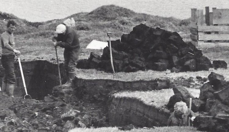 Svarðartekja í Sauðaneskoti.  Matthías Jakobsson, Arnbjörn Stefánsson og Gunnar Þorsteinsson frá Dalvík. Myndin er tekin 1979.