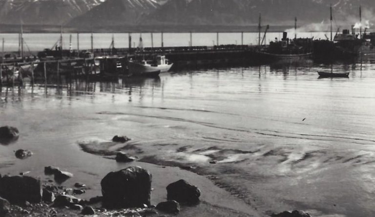 Mynd tekin 1930 -1940.  Hafnargarðurinn. Fremst á myndinni sést í Stöðvarlækinn (Sláturhúslækurinn) sem veitt var úr Brimnesánni í gegnum þorpið til ýmissa nota.