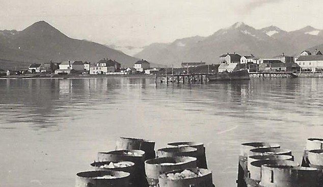 Dalvíkurhöfn. Síldartunnur á hafnargarðinum.  Sér yfir á Valensíusarbryggjuna. Myndin er tekin 1950 - 1960