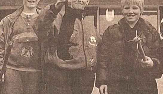 Mánudagsmyndin 03.10.23 er frá 5.október 1989. 
En þá birtist frétt í morgunblaðinu af ungum minkaveiðimönnum á Dalvík, þeim Erlendi, Frey, Steingrími, Jóni Inga og Jóni Birni eftir að óvenju mikið var um mink á ferli í bænum. Ungmenni í bænum fóru þá í að útbúa sér verkfæri til þess að veiða minka og ná sér í aukakrónur af þessum veiðum, en á þessum tíma fengust 750kr fyrir skottið. Orsökin fyrir þessum mikla fjölda minka í bænum var talinn vera frá því að hurðir á Böggvisstöðum þar sem eitt stærsta minkabú landsins var rekið, fauk upp í óveðri og við það sluppu þó nokkur fjöldi minnka sem fóru hér um bæinn, í minkabúinu voru búr sem voru orðinn lúinn og því áttu minkarnir auðveldara með að naga sig frjálsa. Minkabúinu á Böggvisstöðum var svo lokað í desember sama ár.