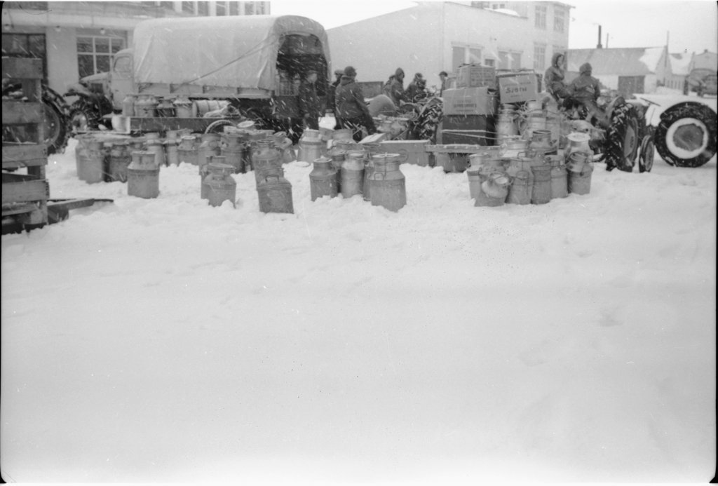 Bændur ferja mjólk á dráttarvélum til Dalvíkur