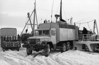 Mjólk lestuð um borð í Drang