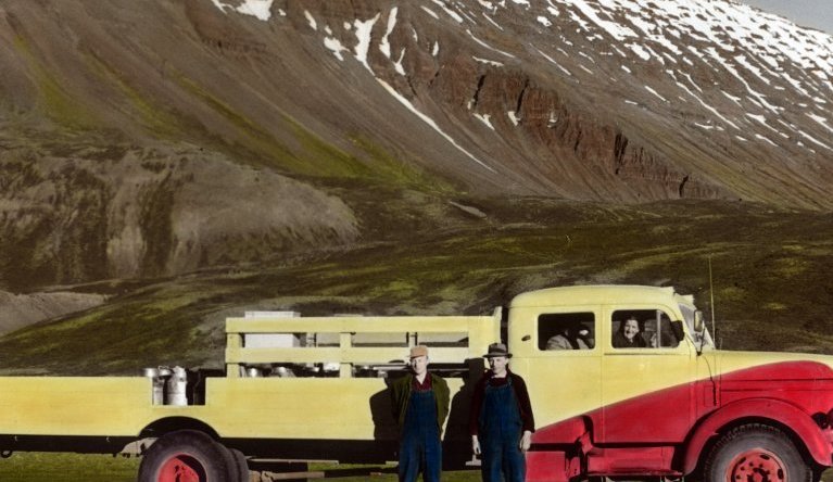 Friðþjófur Þórarinsson og Sveinn Jónsson að starfi. Þórey Friðbjörnsdóttir í framsætinu.