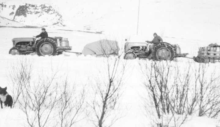 Torfi Jónsson (Hæringsstöðum) og Arngrímur Jóhannesson (Sandá) á heimleið með tóma mjólkurbrúsa. Myndin er ekin með Þverárgilið í baksýn.