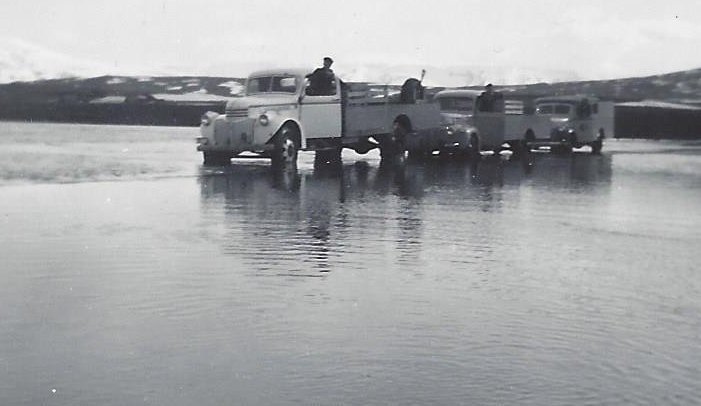 Myndin er tekin við Hrísatjörn þegar Svarfaðardalsá flæddi yfir veginn.