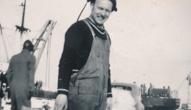 Halldór Gunnlaugsson lestar bíl við Akureyrarhöfn.