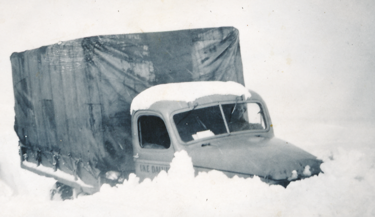 Myndin er tekin við Dæli í Skíðadal 6. maí árið 1949. Eins og sjá má var enn talsverður snjór langt komið fram á vorið.