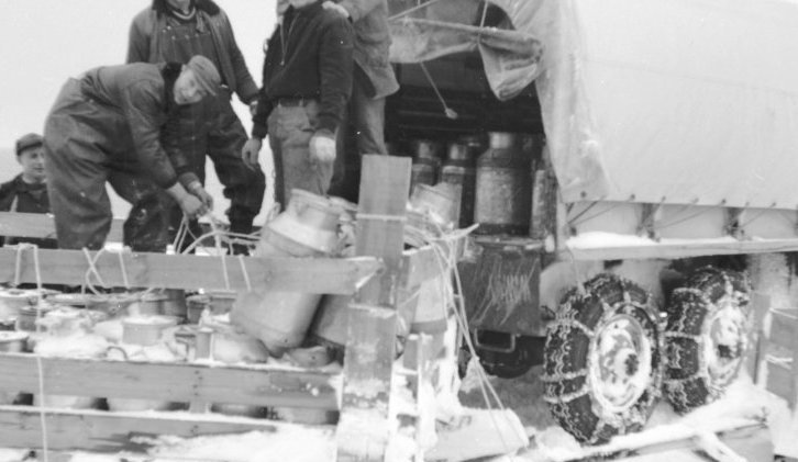 Mjólkurbrúsum umstaflað af ýtusleða á trukk. F.v. Gunnlaugur Sigvaldason, Vilhjálmur Þórsson, Sveinn Jónsson, Jón A. Jónsson og Friðþjófur Þórarinsson.