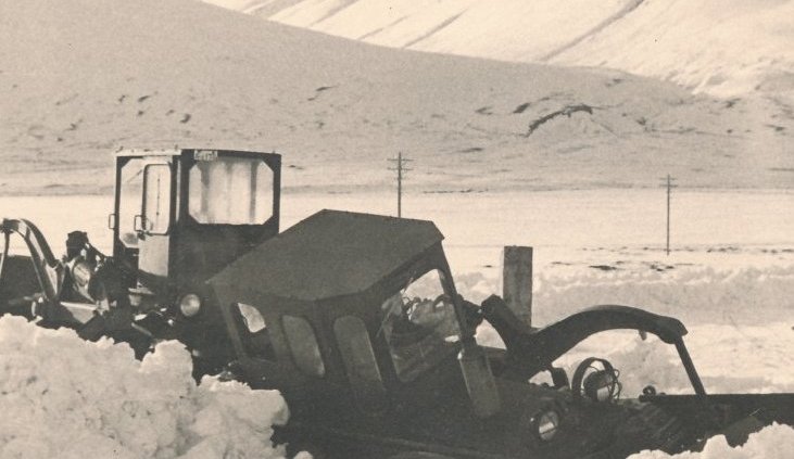 Ýta kemur til aðstoðar annarri.