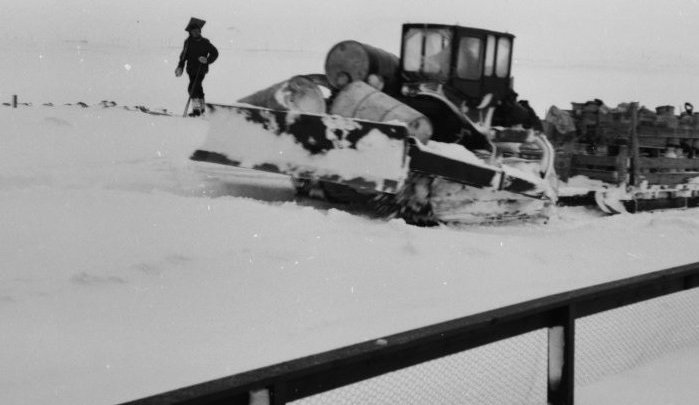 Auk mjólkur var flutt olía og fóðurblanda á bæina með ýtunum.