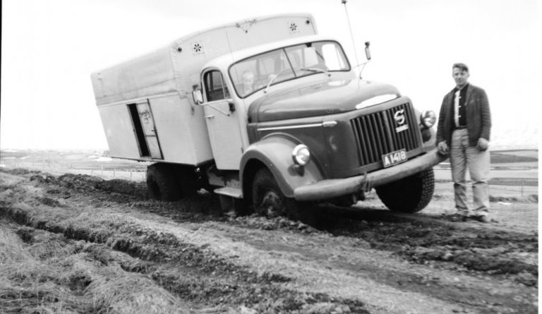 Vorfærð var ekki alltaf góð. Hér stendur Sveinn Jónsson og ef vel er gáð sést nafni hans og bróðursonur, Sveinn Kristinsson, í framsæti bílsins.