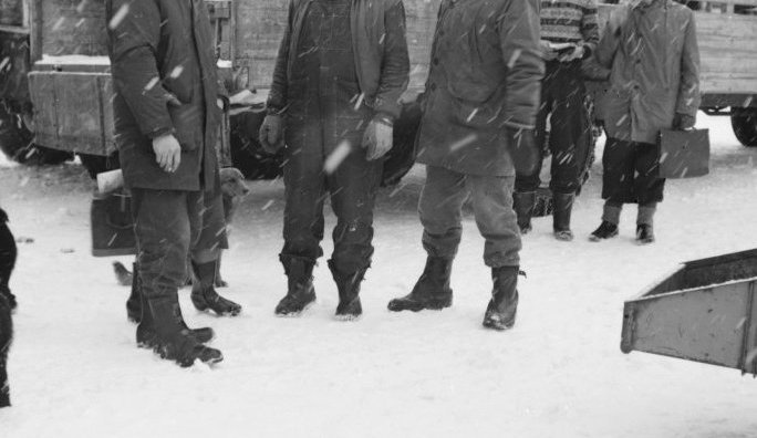 Bændur og bílstjórar mætast. F.v. Friðjón Kristinsson (kjötbúðarstjóri). Friðþjófur Þórarinsson (bílstjóri), Torfi Jónsson (frá Hæringsstöðum), Sveinn Jónsson (bílstjóri), Arngrímur Jóhannesson (Sandá), Hreinn Jónsson (Klaufabrekkum) og Gestur Vilhjálmsson (Bakkagerði).