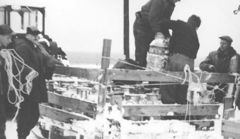 Mjólkin komin með ýtu úr sveitinni og er hér færð yfir á bíla á Dalvík. F.v. Gunnlaugur Sigvaldason (ýtustjóri)