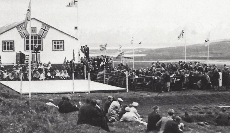 Vormót og 17. júní hátíðarhöld voru iðullega haldin við Sundskála Svarfdæla. Þessi mynd er tekin við síðarnefnt tilefni sjálft lýðveldisárið 1944. Ljósmyndari er Jónas Hallgrímsson.