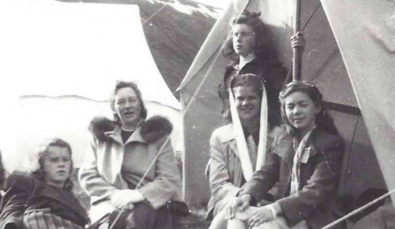 Við hin ýmsu tilefni safnaðist fólk saman við Sundskála Svarfdæla og glöddust saman. Hér eru saman komnar nokkrar ungar meyjar. Á myndinni eru frá vinstri: Guðrún Stefánsdóttir (1930), Karla Jónsdóttir (1930), Aðalheiður Árnadóttir (1921), Lovísa Jónsdóttir (1927), Þórunn Elíasdóttir (1931) og fyrir aftan stendur Ólöf Stefánsdóttir (1928).