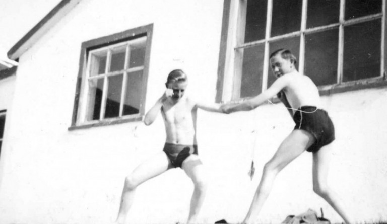 Á myndinni eru f.v. Kristinn Gestsson (1934) og Stefán Elíasson (1934) í Víkurhóli. Myndin er úr safni Baldvins.