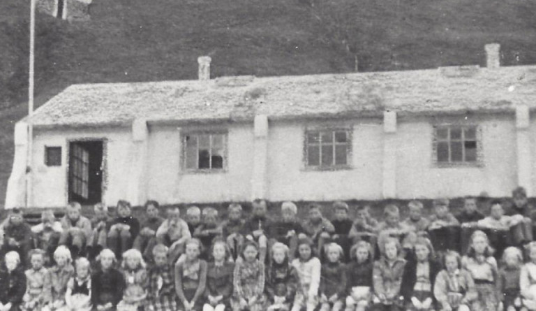 Kristinn Jónsson ásamt nemendum sínum. Ekki er vitað hvaða ár myndin er tekin.