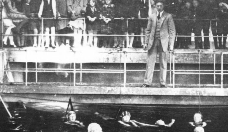 Sundskáli Svarfdæla var vígður á sumardaginn fyrsta árið 1929 og er myndin tekin við það tilefni. Á myndinni miðri er Kristinn Jónsson (Kiddi sund).