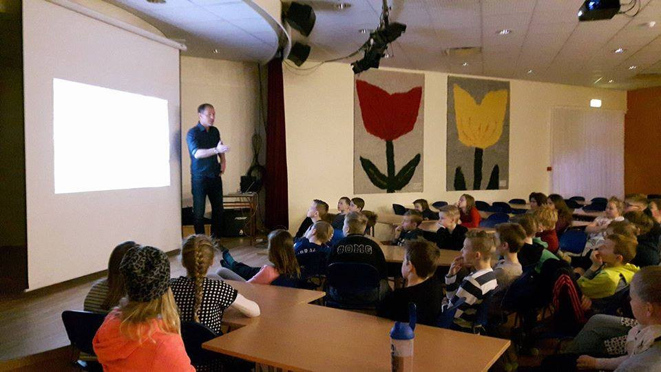 Þorgrímur Þráinsson talar við nemendur í 5. og 6. bekk