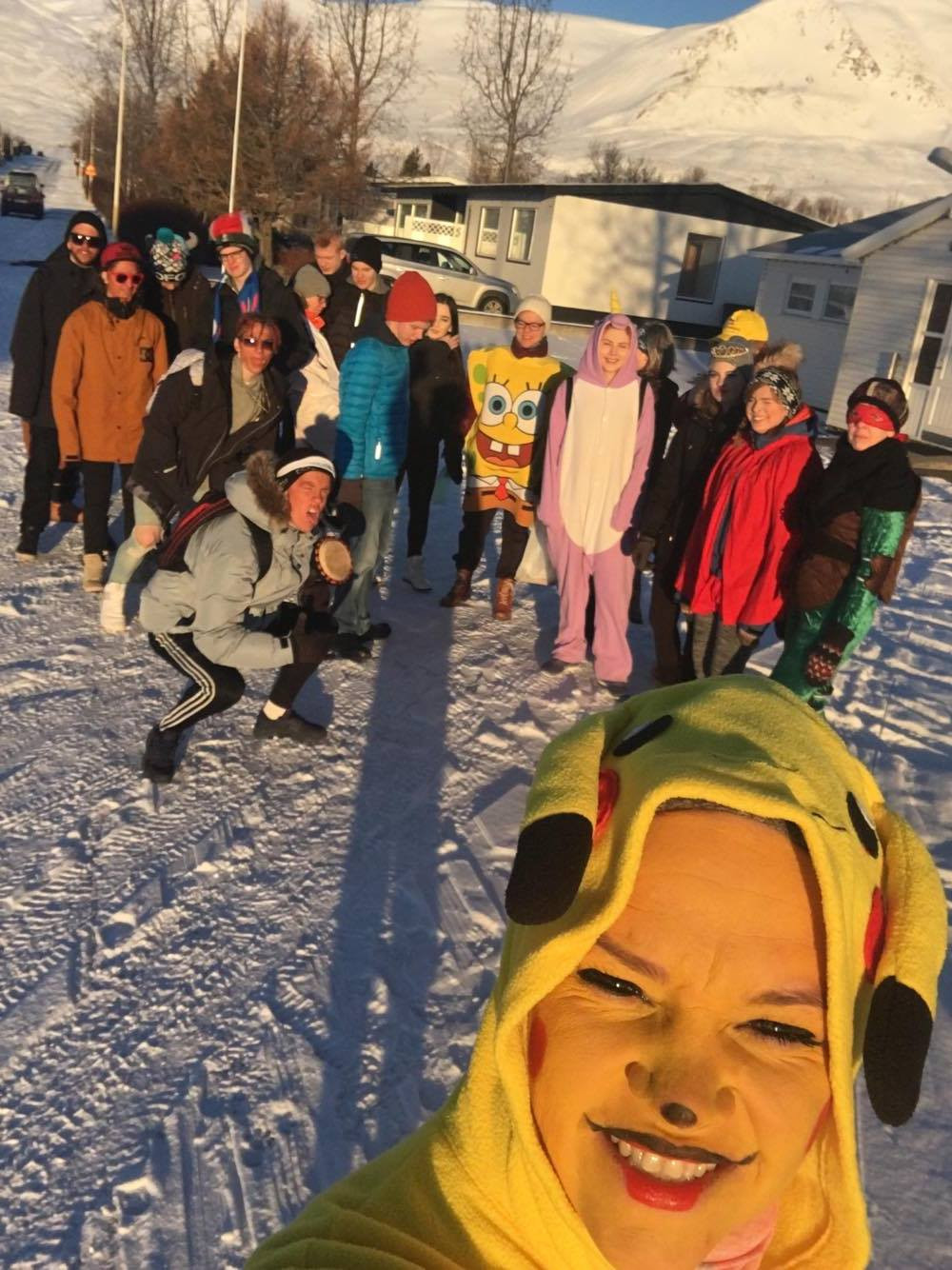 Hluti af eldri deild skólans á leið út að syngja fyrir nammi