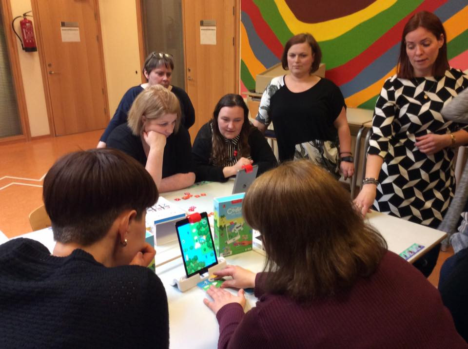 Jolanta Brandt stuðningsfulltrúi í Dalvíkurskóla leiðbeinir áhugasömum í OSMO